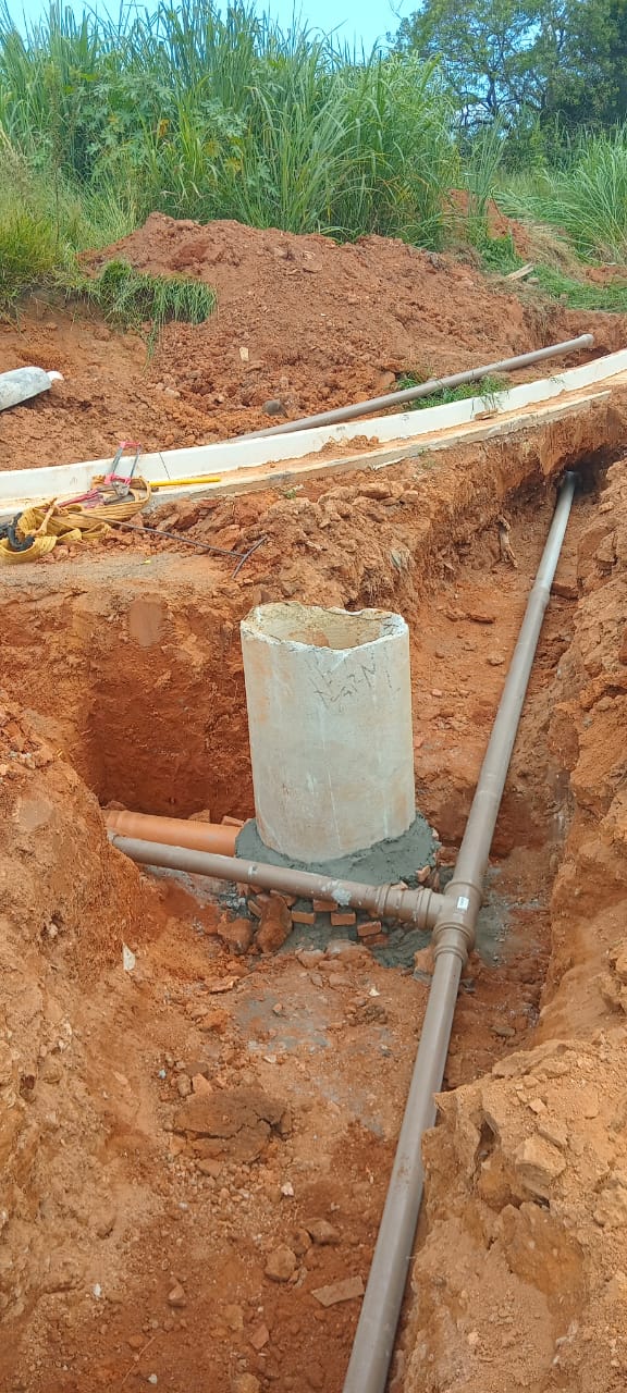 Rede de esgoto em implantação